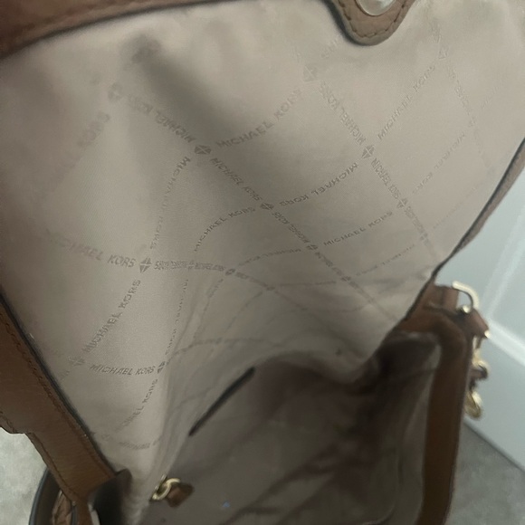 Michael Kors Tan multi pocket leather handbag - Picture 3 of 7